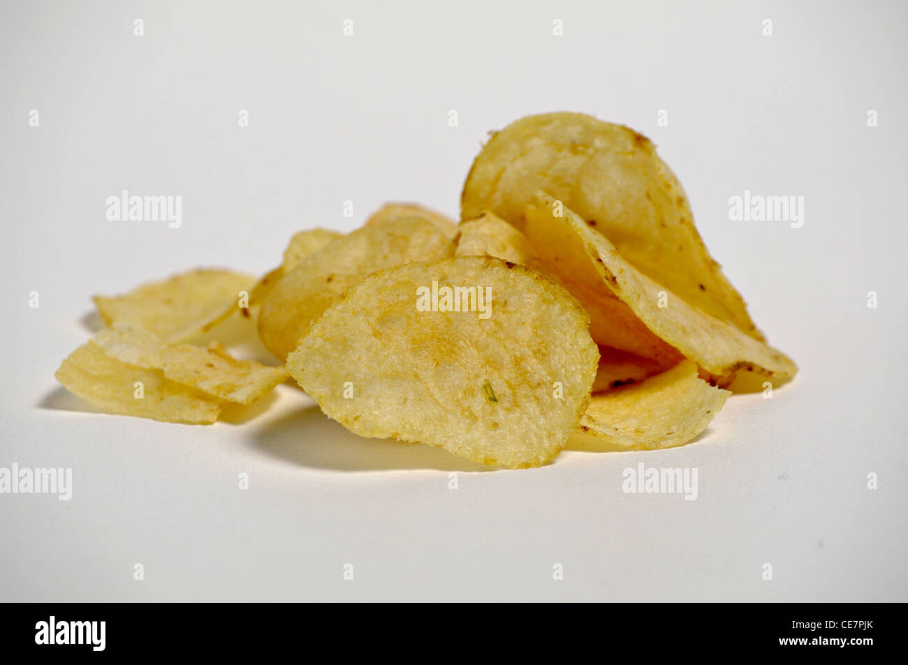 Ein Haufen von einfachen Kartoffelchips sitzt auf einem einfarbigen Hintergrund. Stockfoto