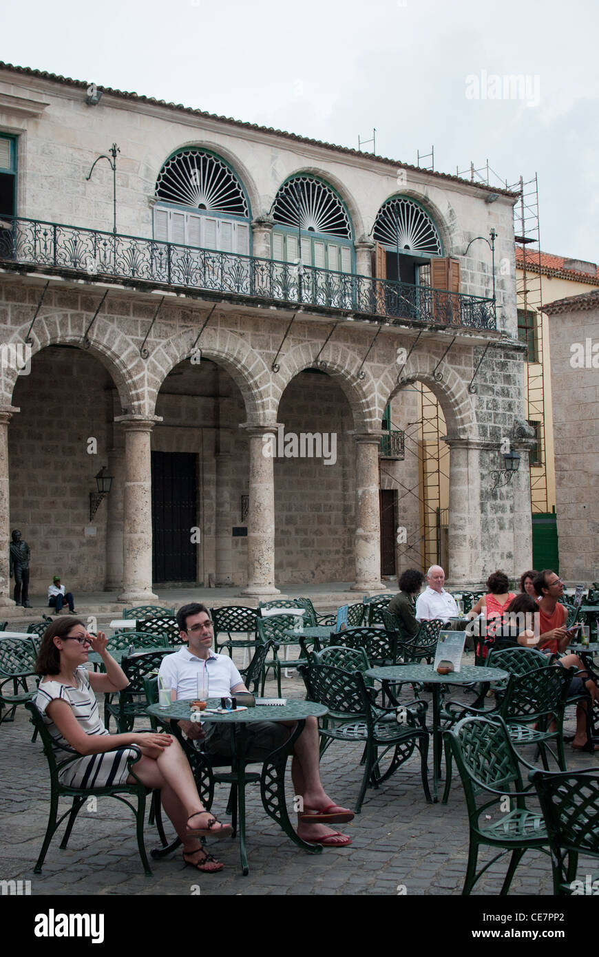 Palacio de Los Marqueses de Arcos, XVIII Jahrhundert. Havanna Vij Menschen eine Pause im Café in Plaza de Catedral Stockfoto