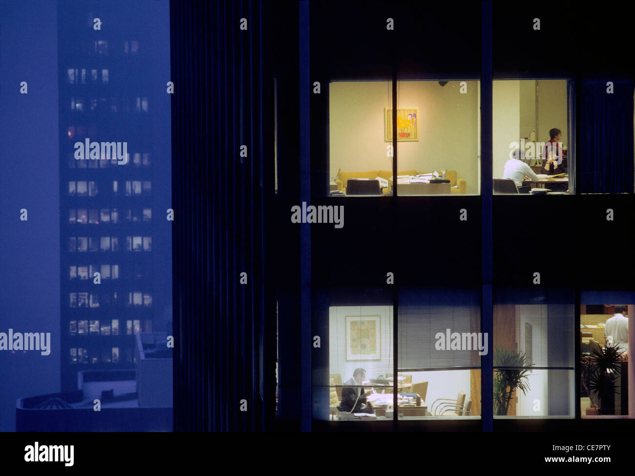 Nachtansicht der Büroangestellten in Wolkenkratzern, Manhattan, New York City, New York, USA Stockfoto