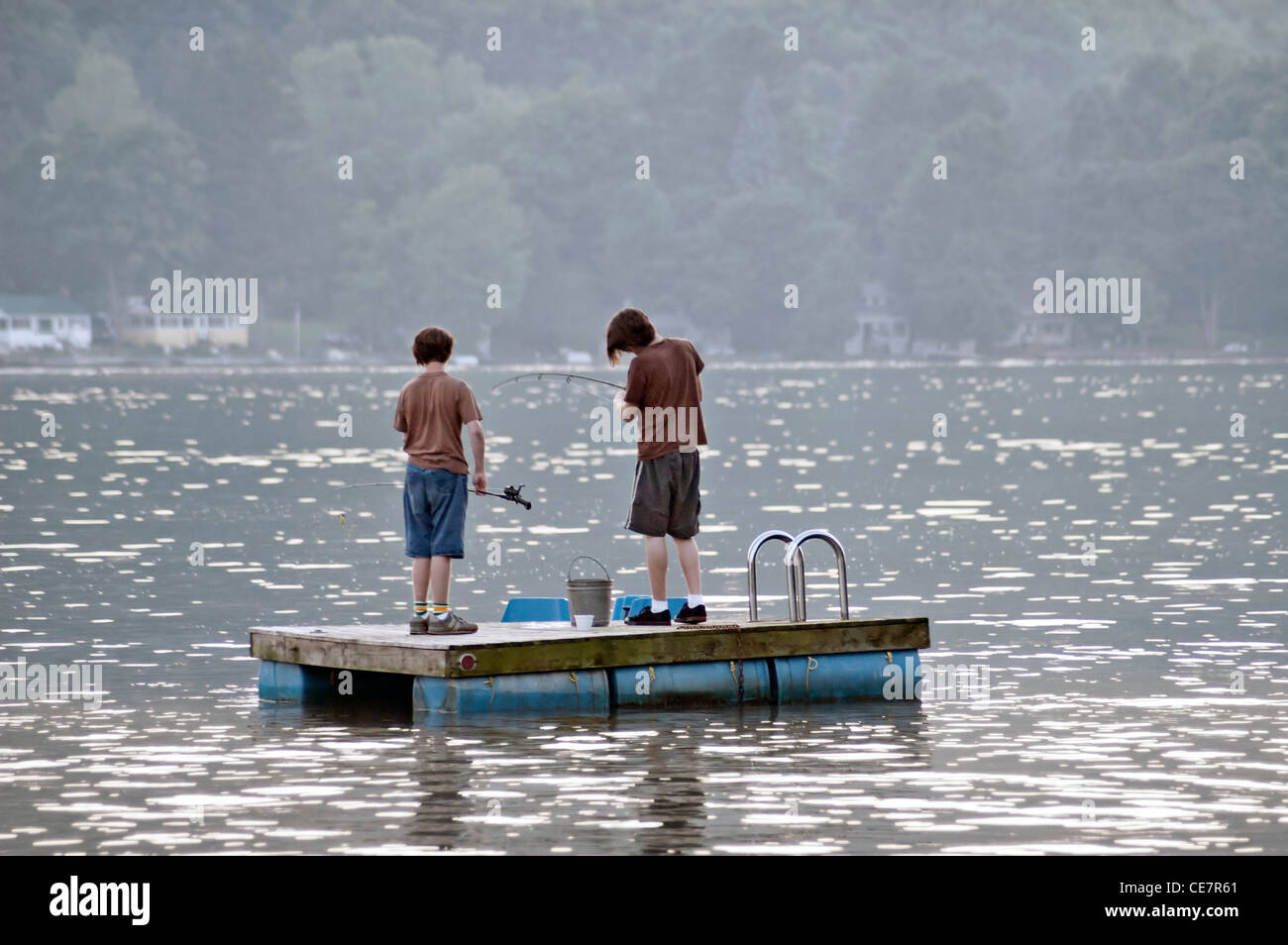 zwei jungen Fischen aus einem Dock in den Sommerferien Stockfoto