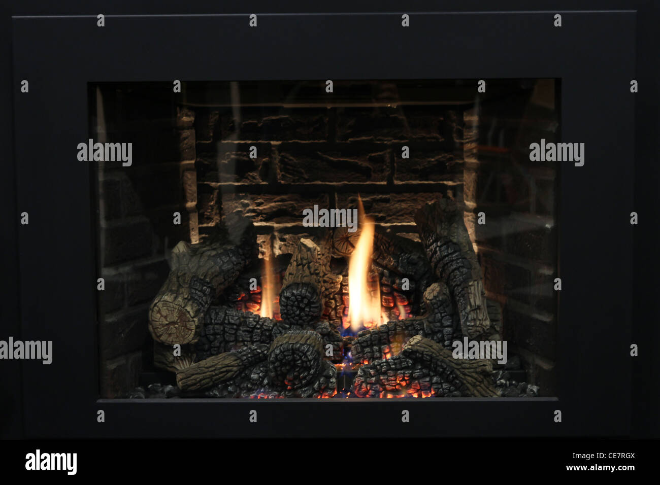 moderne Luxus Kamin schwarz brennen Feuerholz Stockfoto