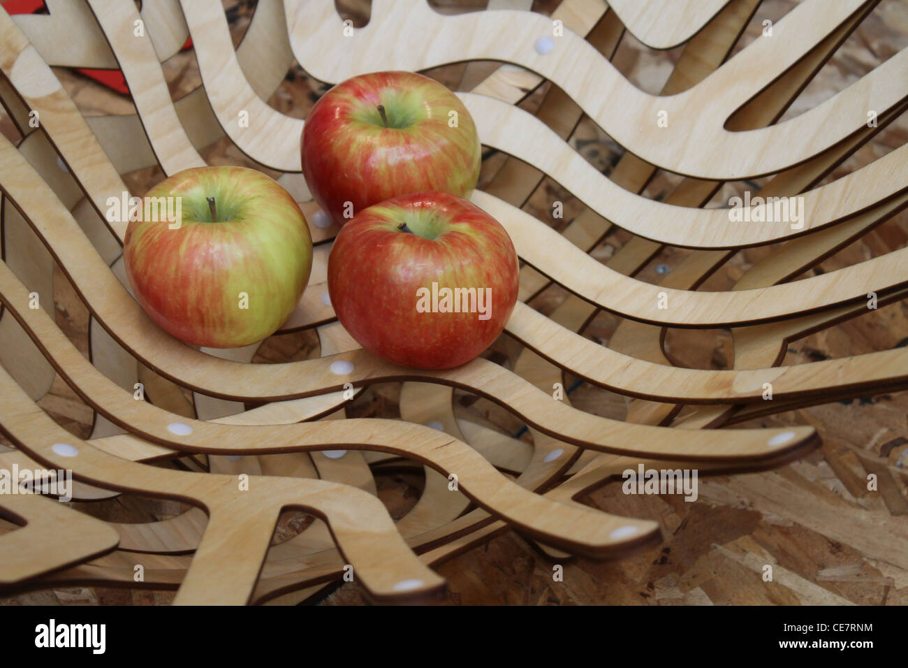 modernen künstlerischen hölzernen Apfel Obstteller Stockfoto