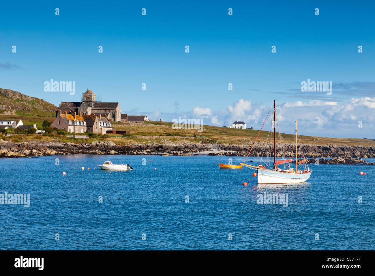 Die Insel Iona, Argyll, Schottland, mit seinem Kloster, aus dem Meer entnommen, Stockfoto