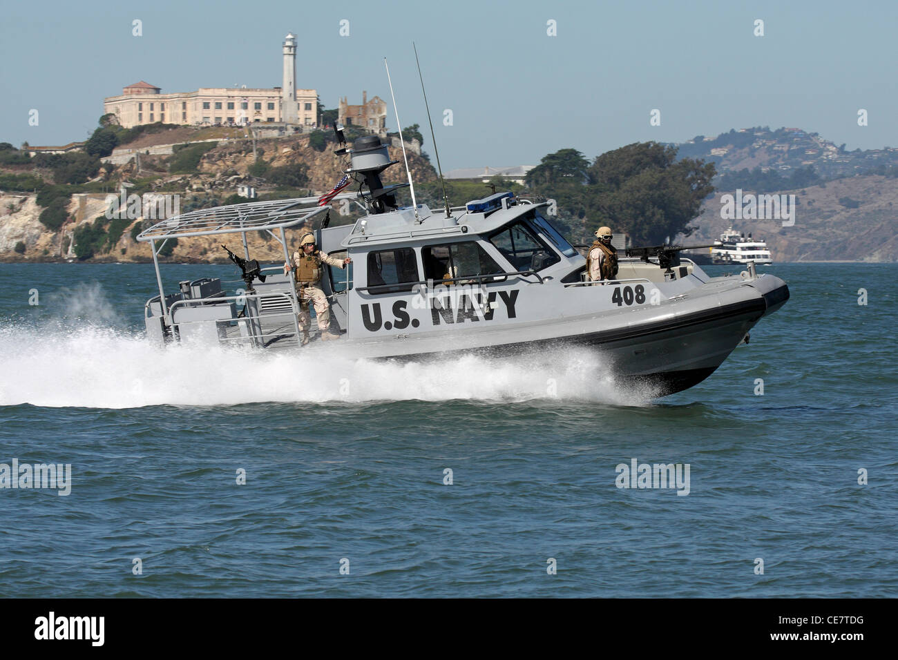 US Sicherheitskräfte Navy Patrouille der San Francisco Waterfront in ein 34 Fuß Meer Arche Navy Sicherheit Boot. Stockfoto