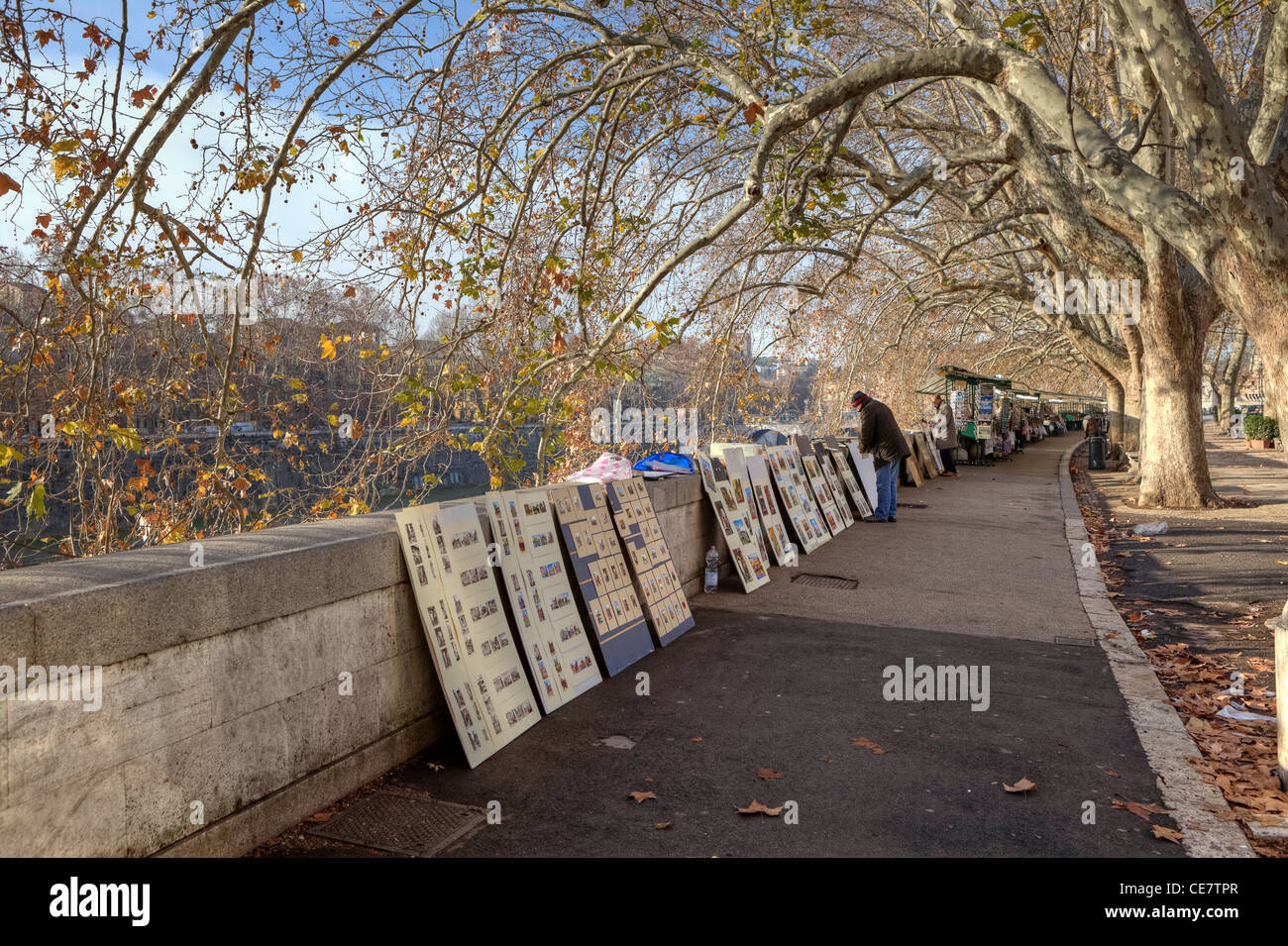 Straßenkünstler und Lieferanten entlang des Tibers in Rom, Latium, Italien Stockfoto
