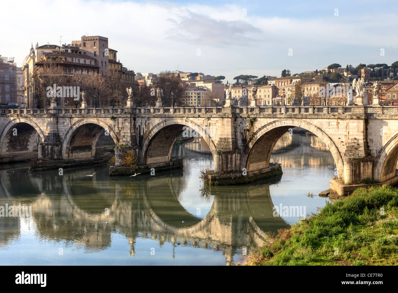 Die Engel Brücke über den Tiber direkt an das Castel Sant'Angelo und 10 Engel im Barockstil auf ihr Geländer eingerichtet hat. Stockfoto