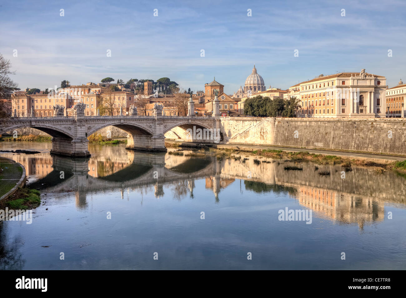Blick auf St. Peter Basilika und Ponte Vittorio Emanuele am Tiber Stockfoto