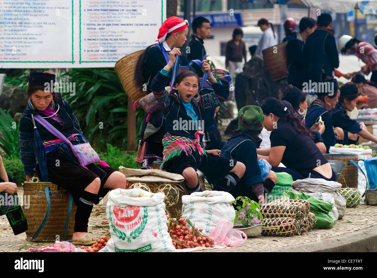 Hilltribe Leute verkaufen ihre waren auf dem Markt in Sapa, Vietnam. Stockfoto