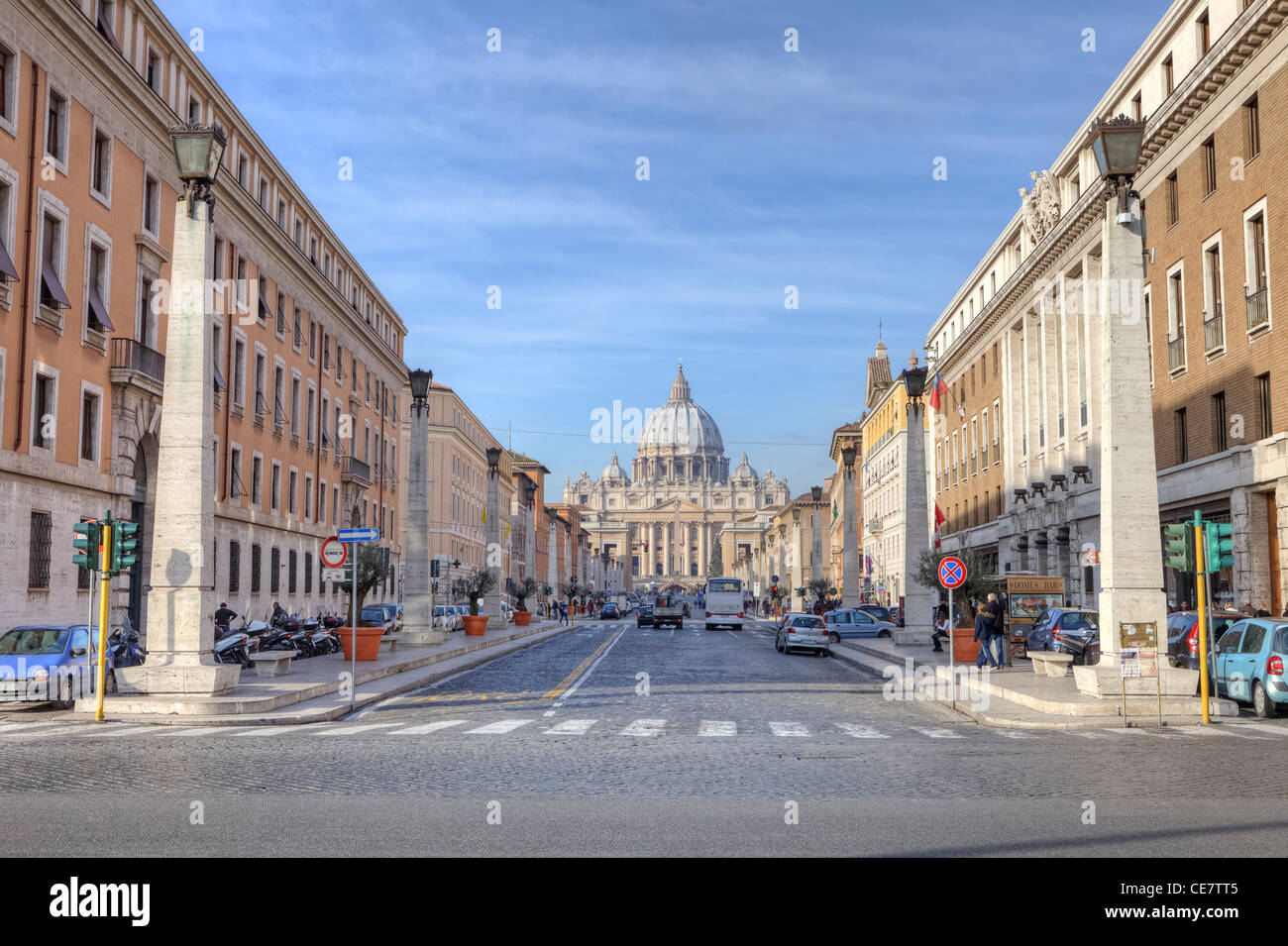 Blick auf den Petersdom in Rom, Lazio, Italien auf der Via della Conciliazione. Stockfoto