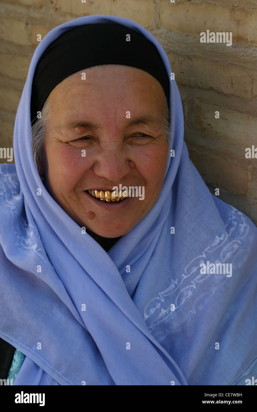 Traditionelle Dame mit Goldzähnen in Samarkand, Usbekistan Stockfoto