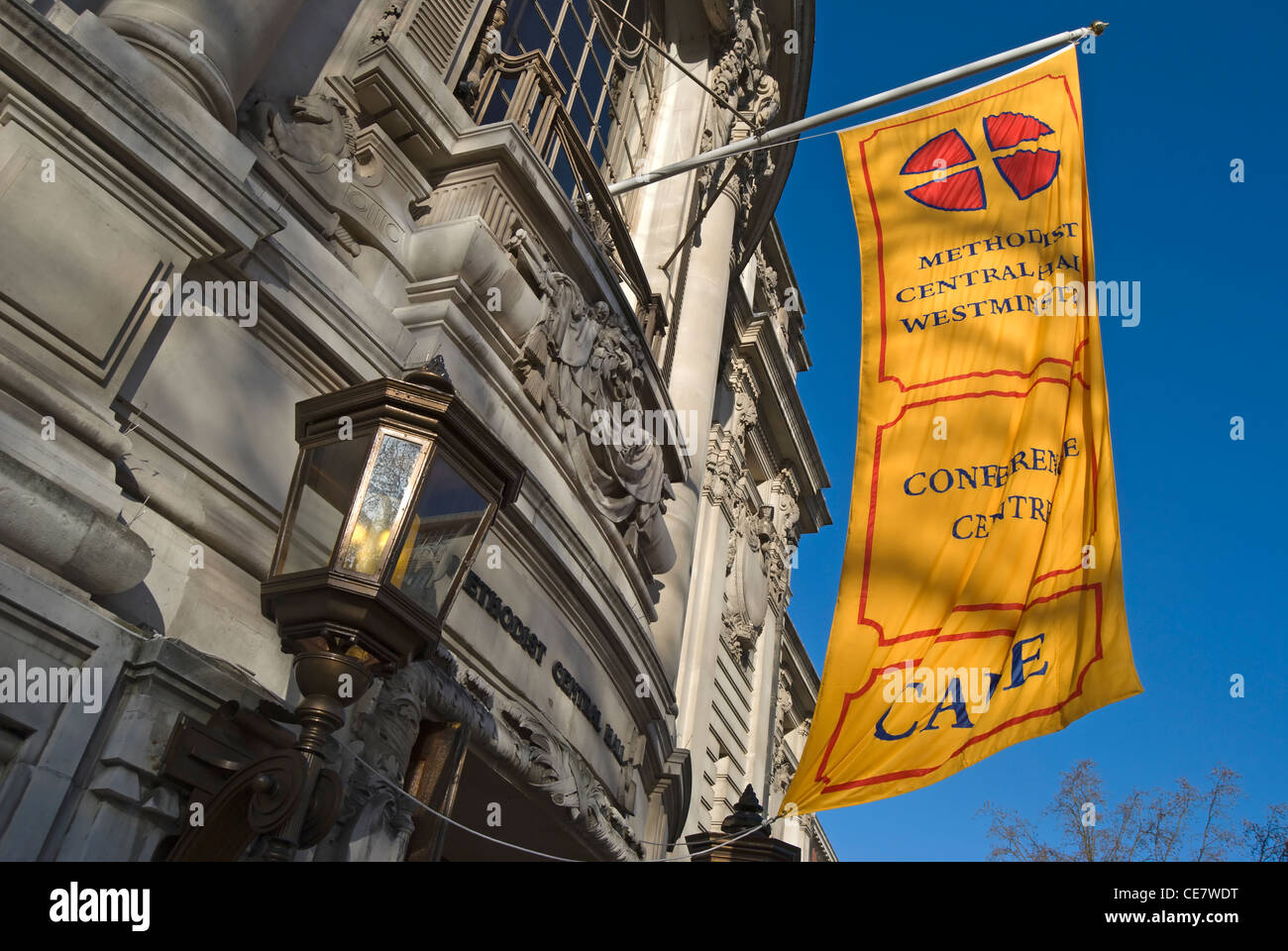 gelbe und rote Banner-Werbung im Café des zentralen Methodist Hall, Westminster, London, england Stockfoto
