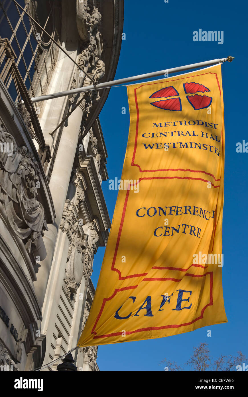 gelbe und rote Banner-Werbung im Café des zentralen Methodist Hall, Westminster, London, england Stockfoto