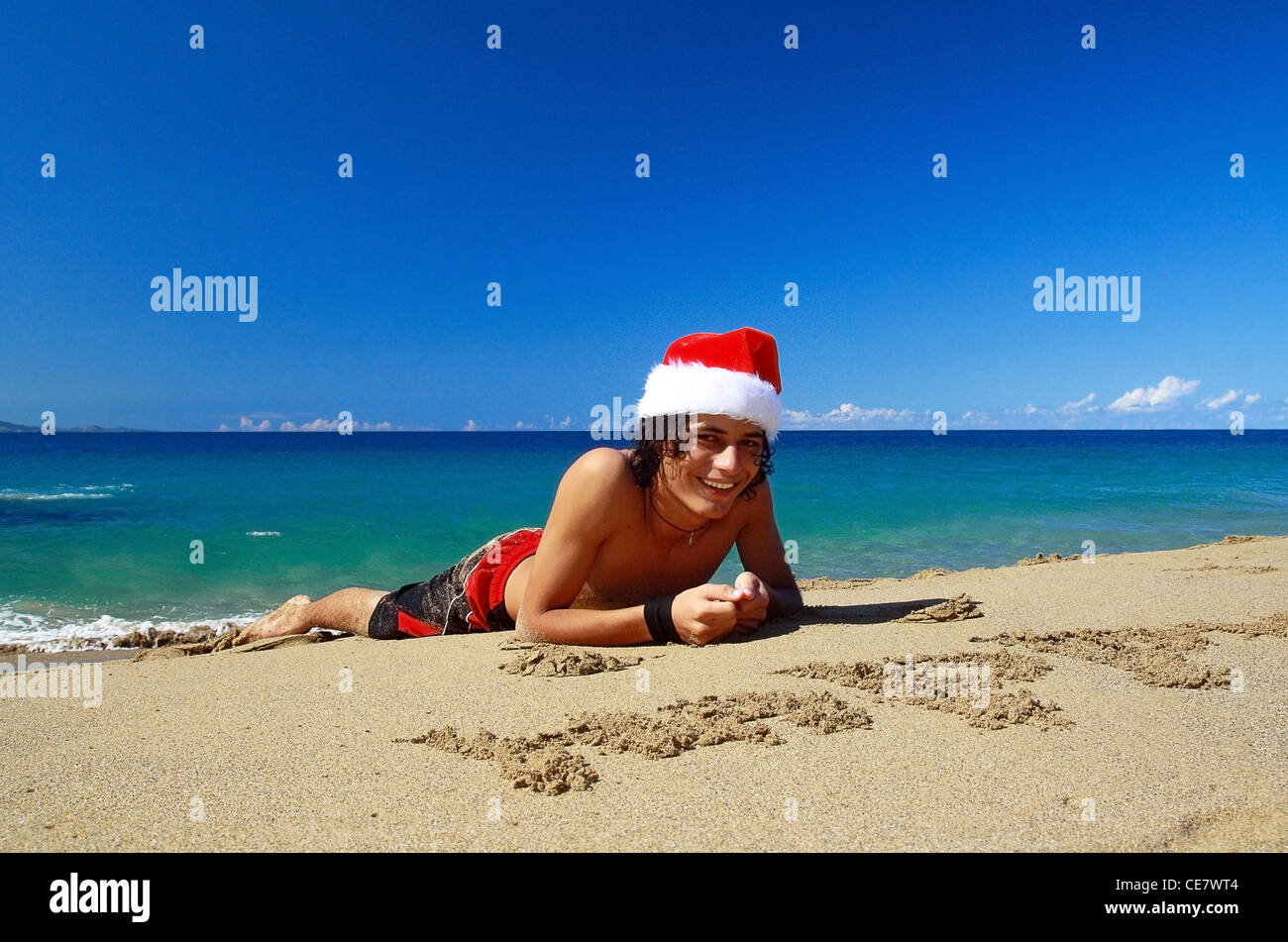 Glücklicher Mann im Weihnachtsmann-Mütze Stockfoto