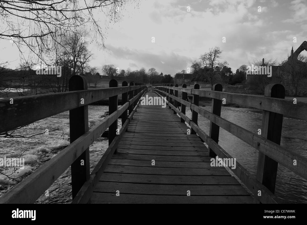 Brücke über den Fluß Wharfe mit Bolton Abbey im Hintergrund Stockfoto