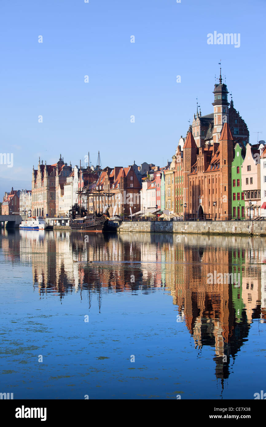 Old Town Waterfront historische Architektur mit Reflexionen auf der Mottlau in der Stadt Danzig, Polen Stockfoto