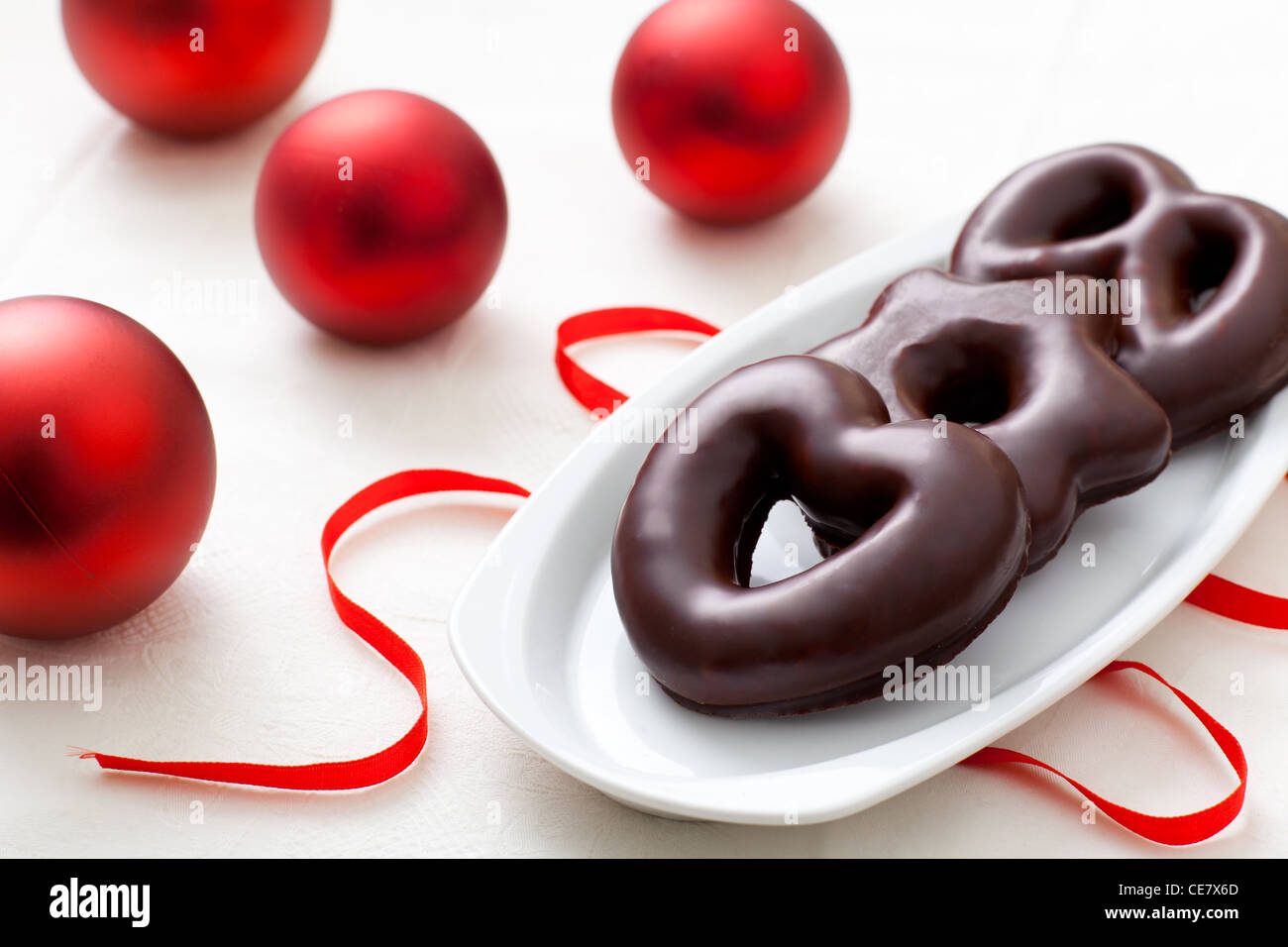 Lebkuchen, eines traditionellen deutschen Weihnachtskuchen mit roten Kugeln Stockfoto