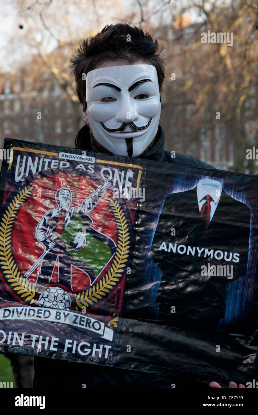 Demonstrant in anonymen Maske an der Rallye verbindet London zu besetzen. Stoppen Sie die Krieg-Koalition-Kundgebung vor der US-Botschaft in London. Stockfoto