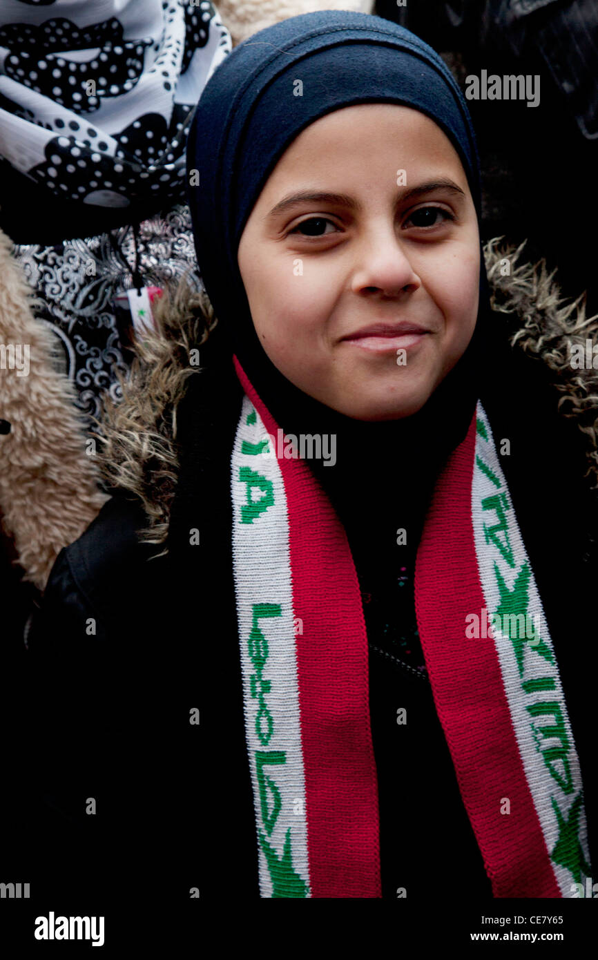Muslimisches Mädchen bei Stop The War Demonstration an der US-Botschaft in London. Freien Iran und anderen Demonstranten Kundgebung gegen Angriffe Stockfoto