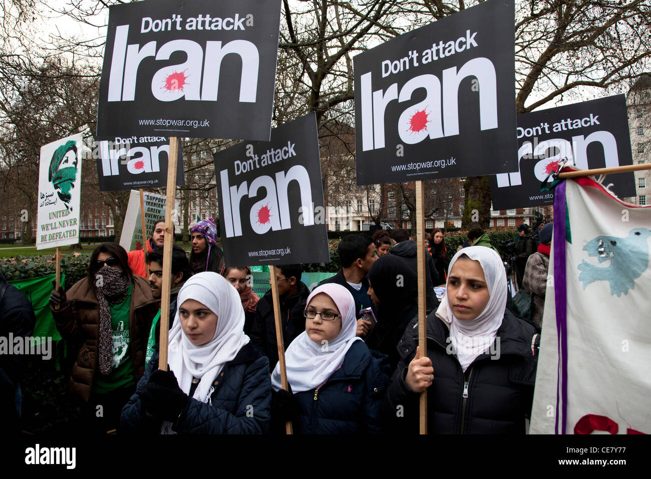 Muslimische Mädchen bei Stop The War Demonstration an der US-Botschaft in London. Freien Iran und anderen Demonstranten Kundgebung gegen Angriffe Stockfoto