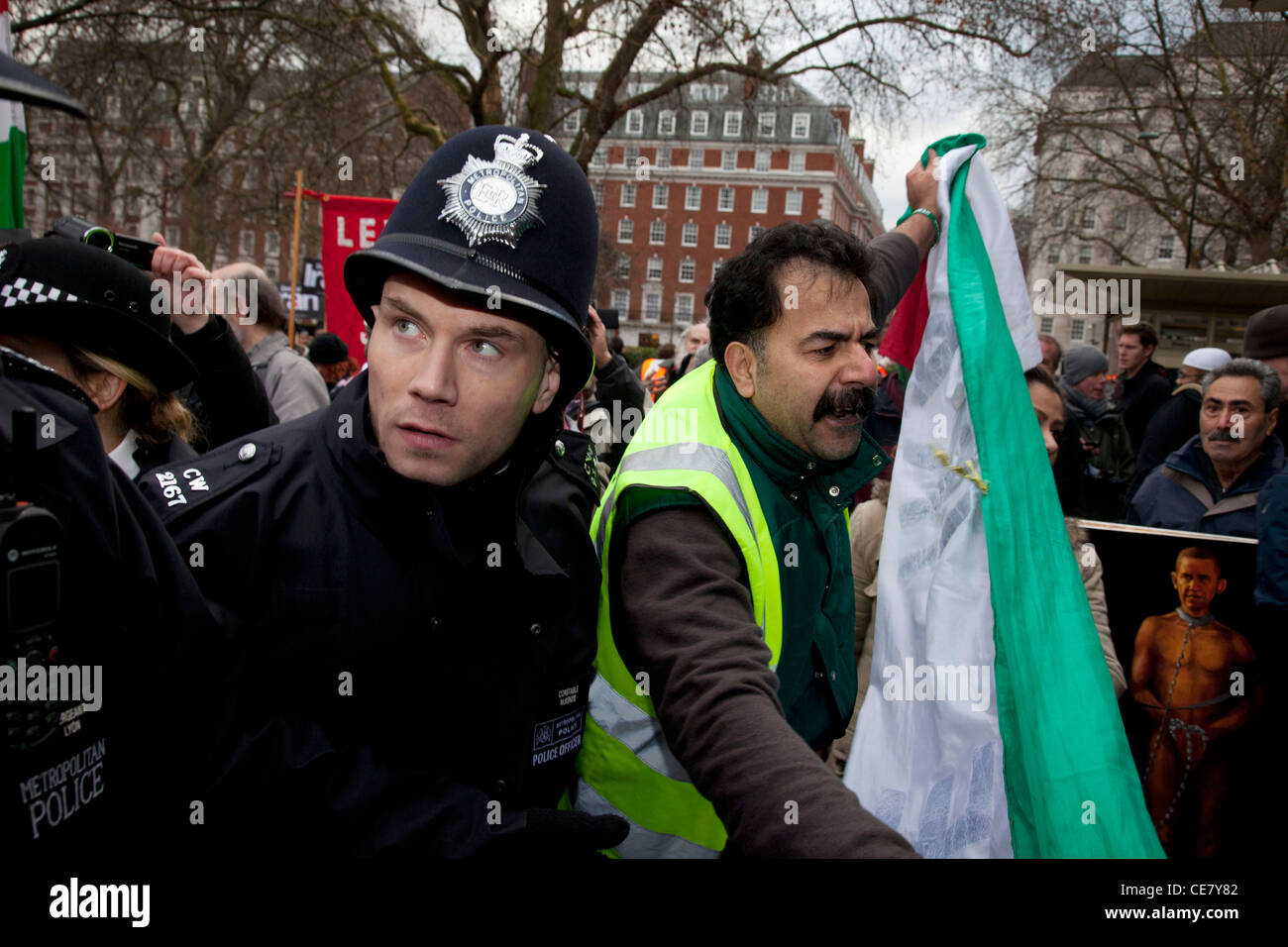 Stop The War Demonstration an der US-Botschaft in London. Freien Iran und anderen Demonstranten Kundgebung gegen Angriffe auf den Iran und Syrien. Stockfoto