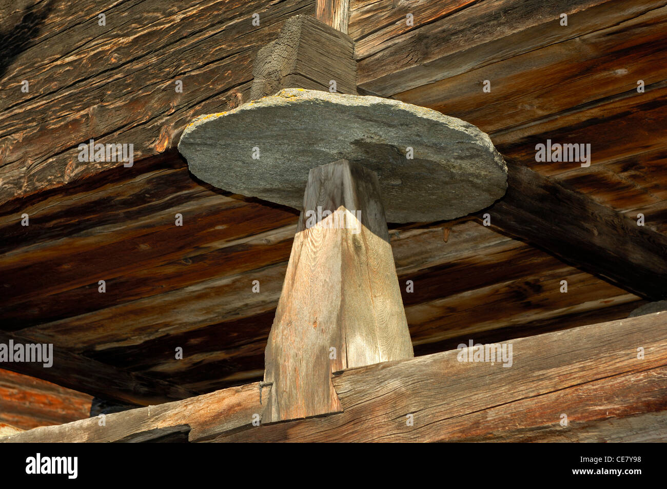 Anti-Mäuse Stein, traditionellen Schutz gegen Nagetiere in einem alten Lagerhaus, Ullrichen, Obergoms, Schweiz Stockfoto