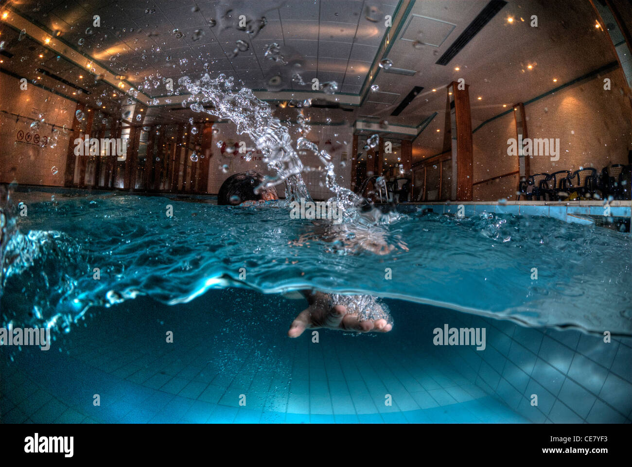 Über unter Aufnahme einer jungen Schwimmer Überschrift geradeaus in Richtung der Kameras. Stockfoto