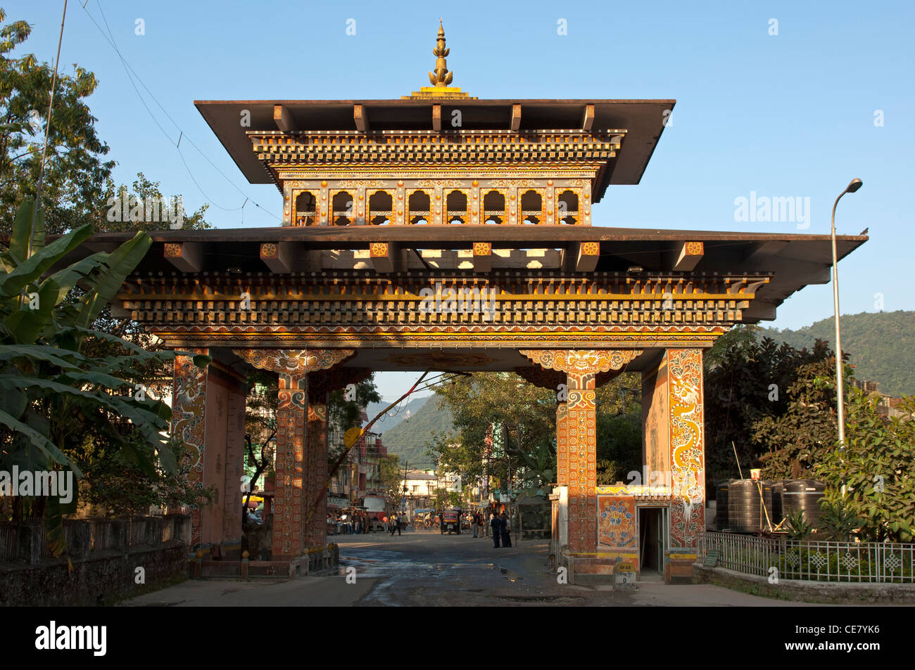Das Tor an der Grenze zwischen Indien und Bhutan in Phuentsholing, Bhutan, Jaigoan und West Bengalen, Indien, Bhutan Stockfoto