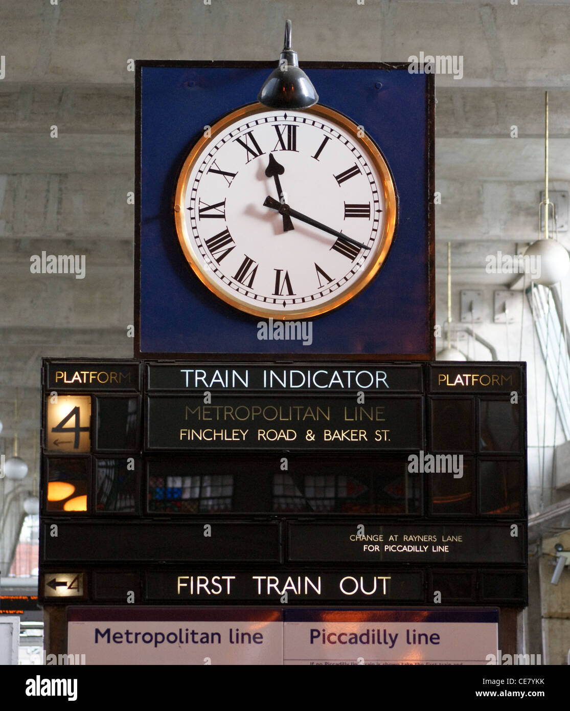 Uhr und Zug Indikator, Uxbridge Underground (U-Bahn) Station auf der Metropolitan Line, Middlesex, London, England Stockfoto