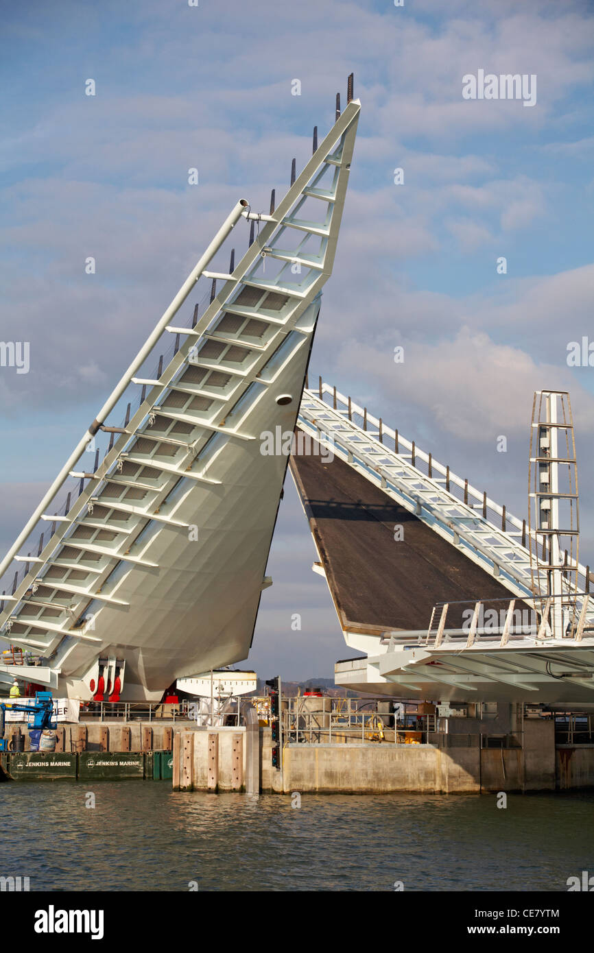 Prüfung der Öffnung der neuen twin Segel anheben Brücke über den Hafen von Poole in Poole, Dorset, Großbritannien mit dem Lastkahn durch - 2 Segel Brücke, Klapp Stockfoto