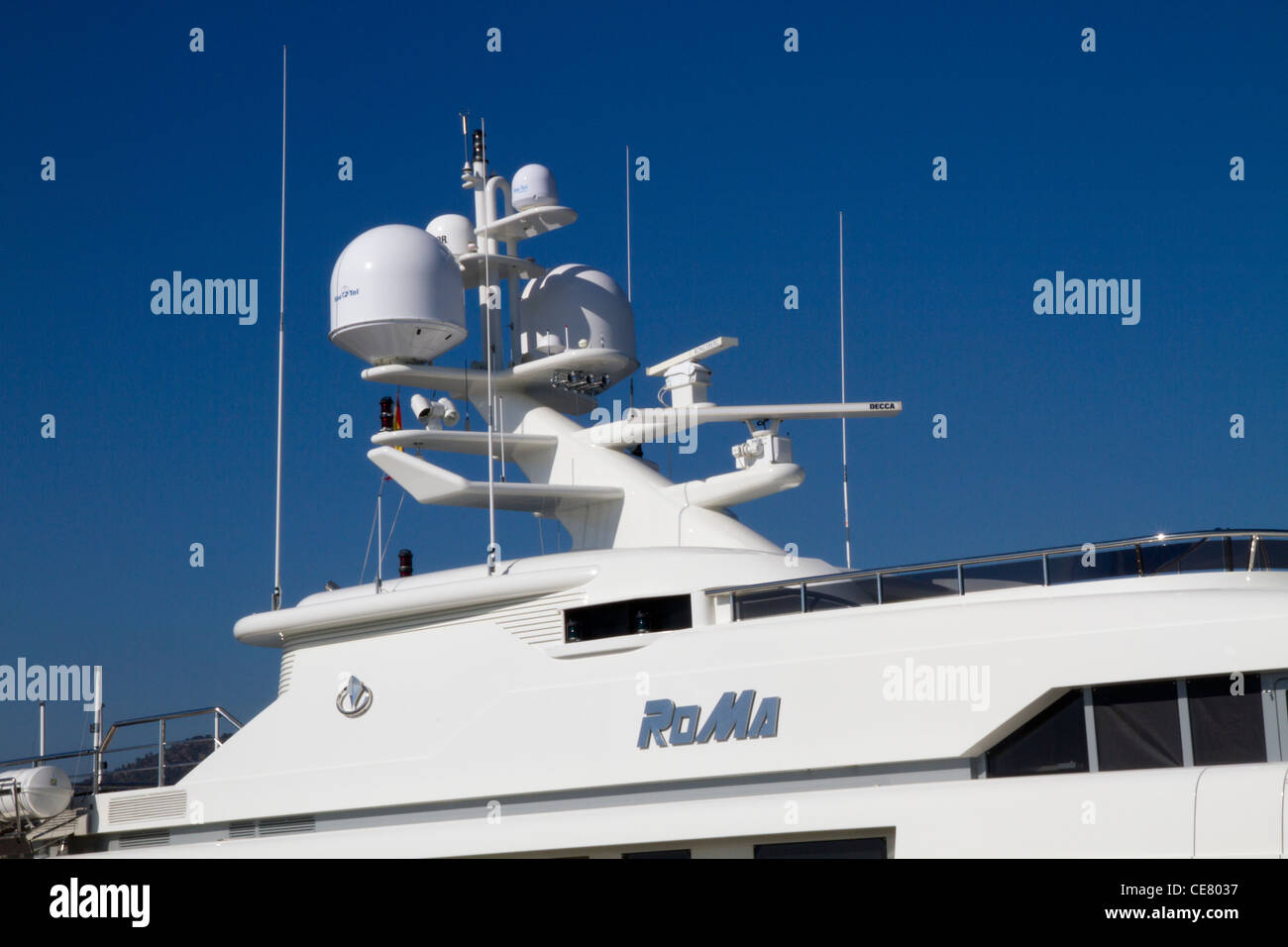 Radar Und Sicherheit Ausrustung Ausrustungen Fur Die Navigation An Bord Auf Luxus Yacht Motorboot Montiert Stockfotografie Alamy