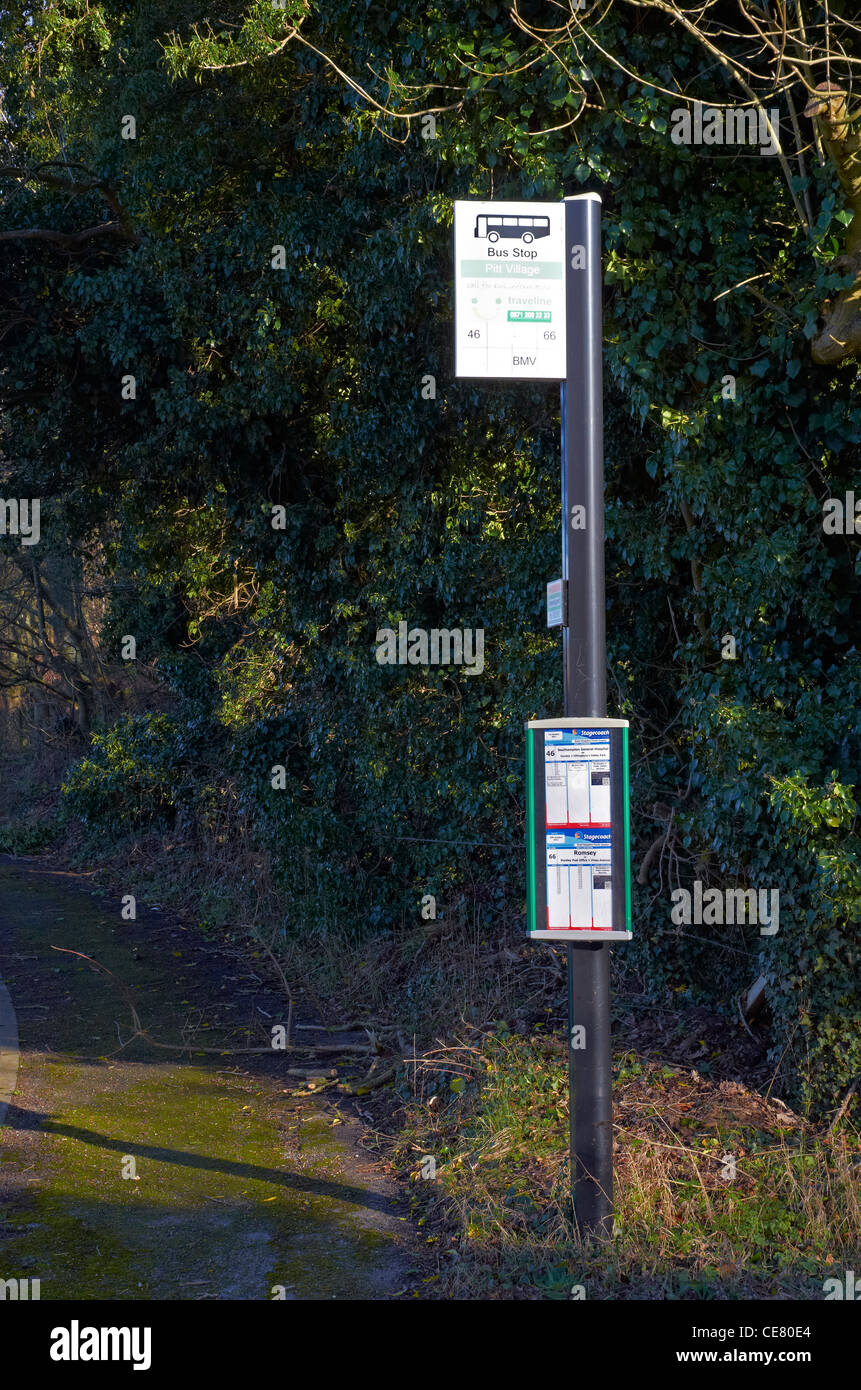 Ländliche Bushaltestelle mit Zeitplan Board aber keinen Schutz. Stockfoto