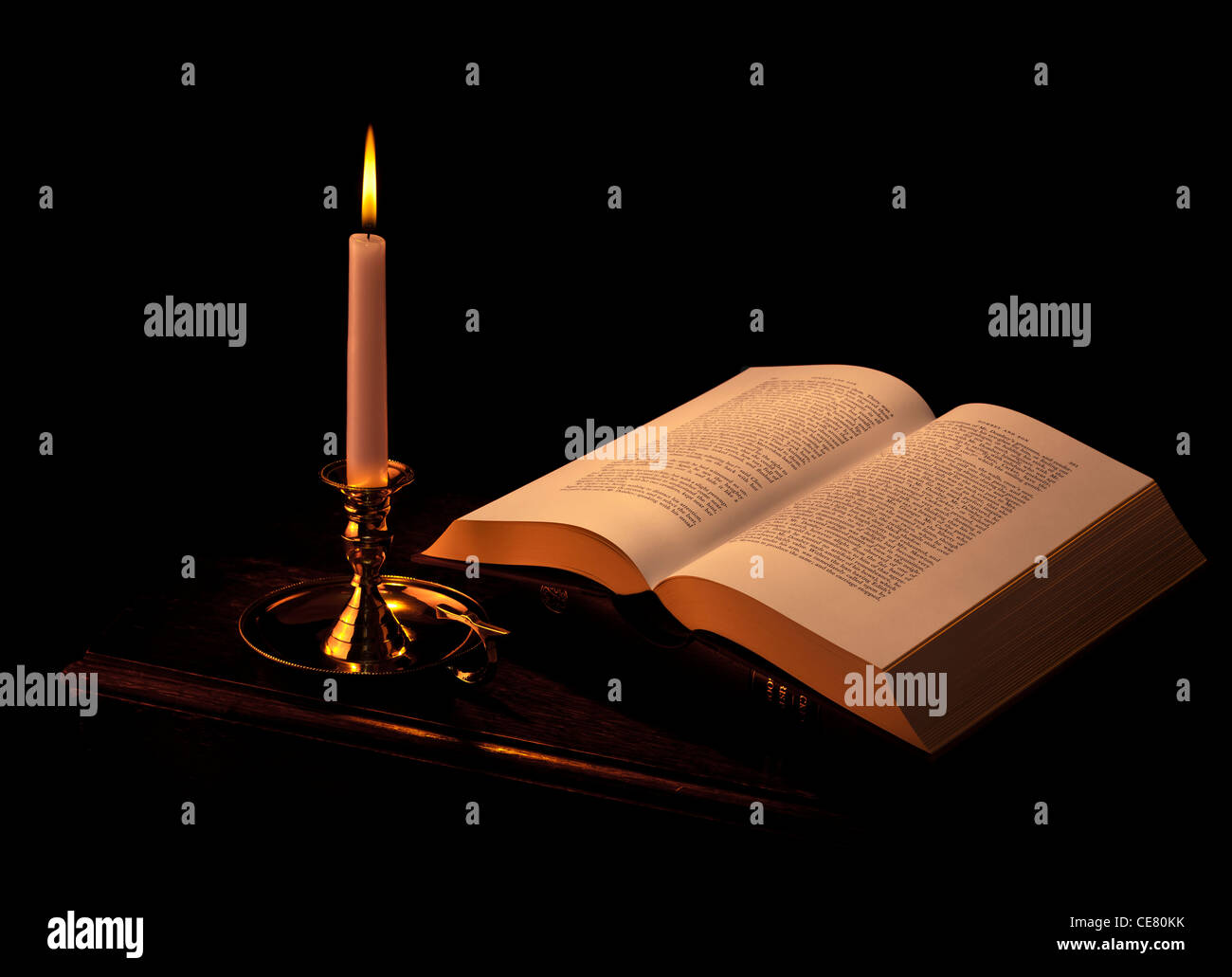 Buch und Kerze Stockfoto