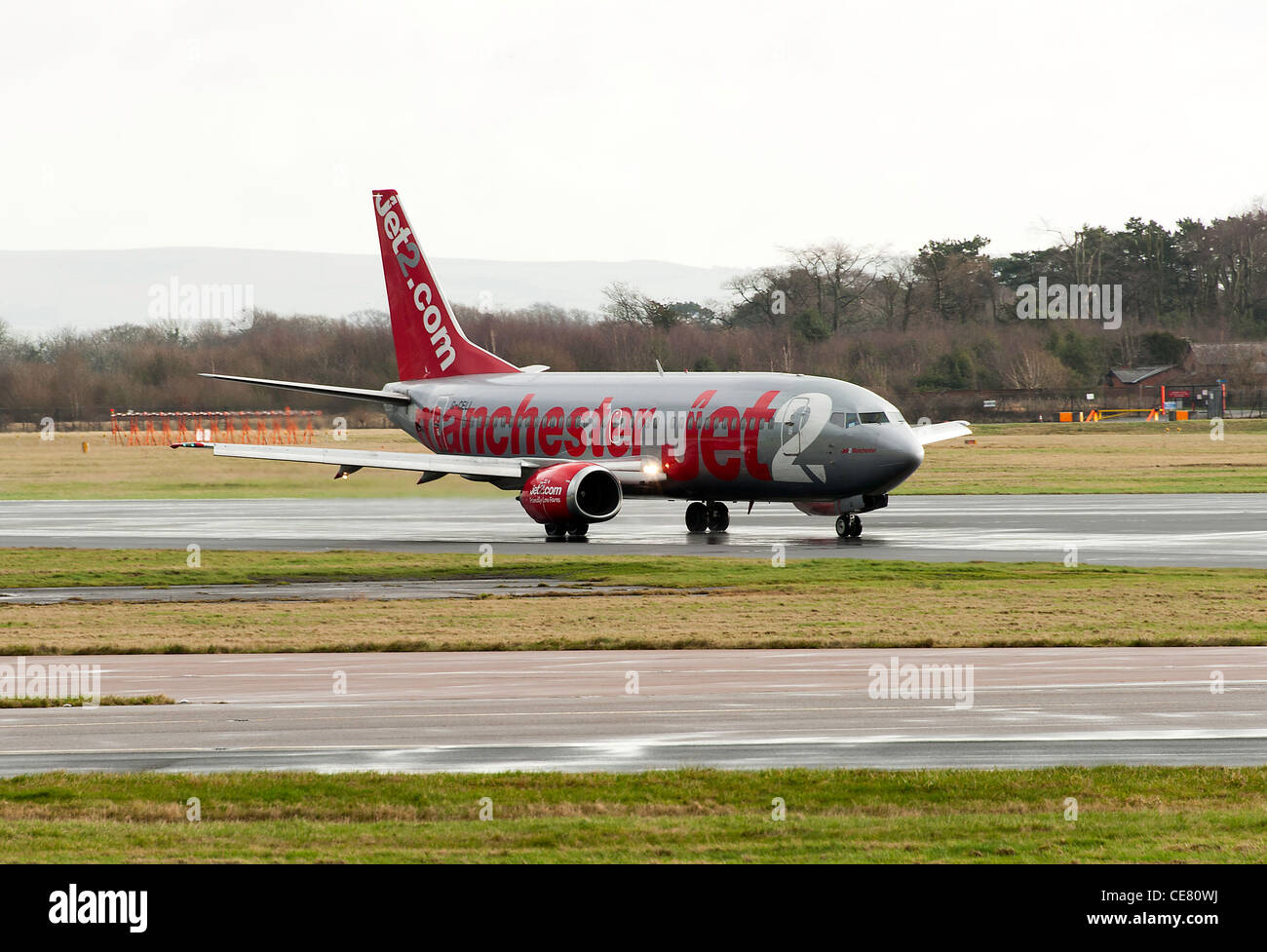 Jet2.com Airlines Boeing 737-330 Verkehrsflugzeug G-CELI Rollen am internationalen Flughafen Manchester England Vereinigtes Königreich UK Stockfoto