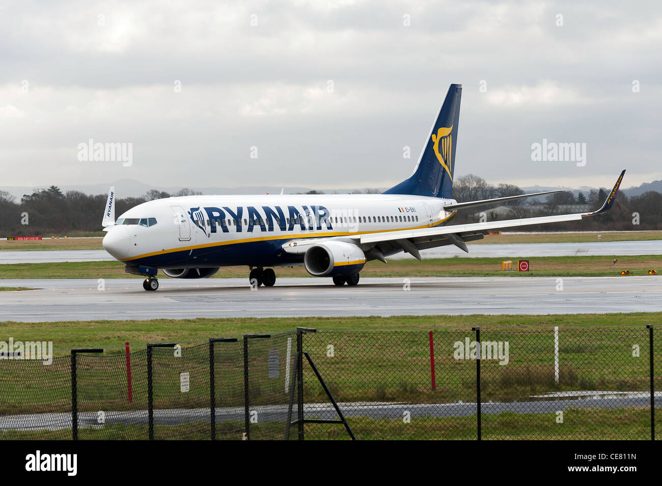 Ryanair Airlines Boeing 737-8AS (w) Airliner EI-EKI Rollen am internationalen Flughafen Manchester England Vereinigtes Königreich UK Stockfoto