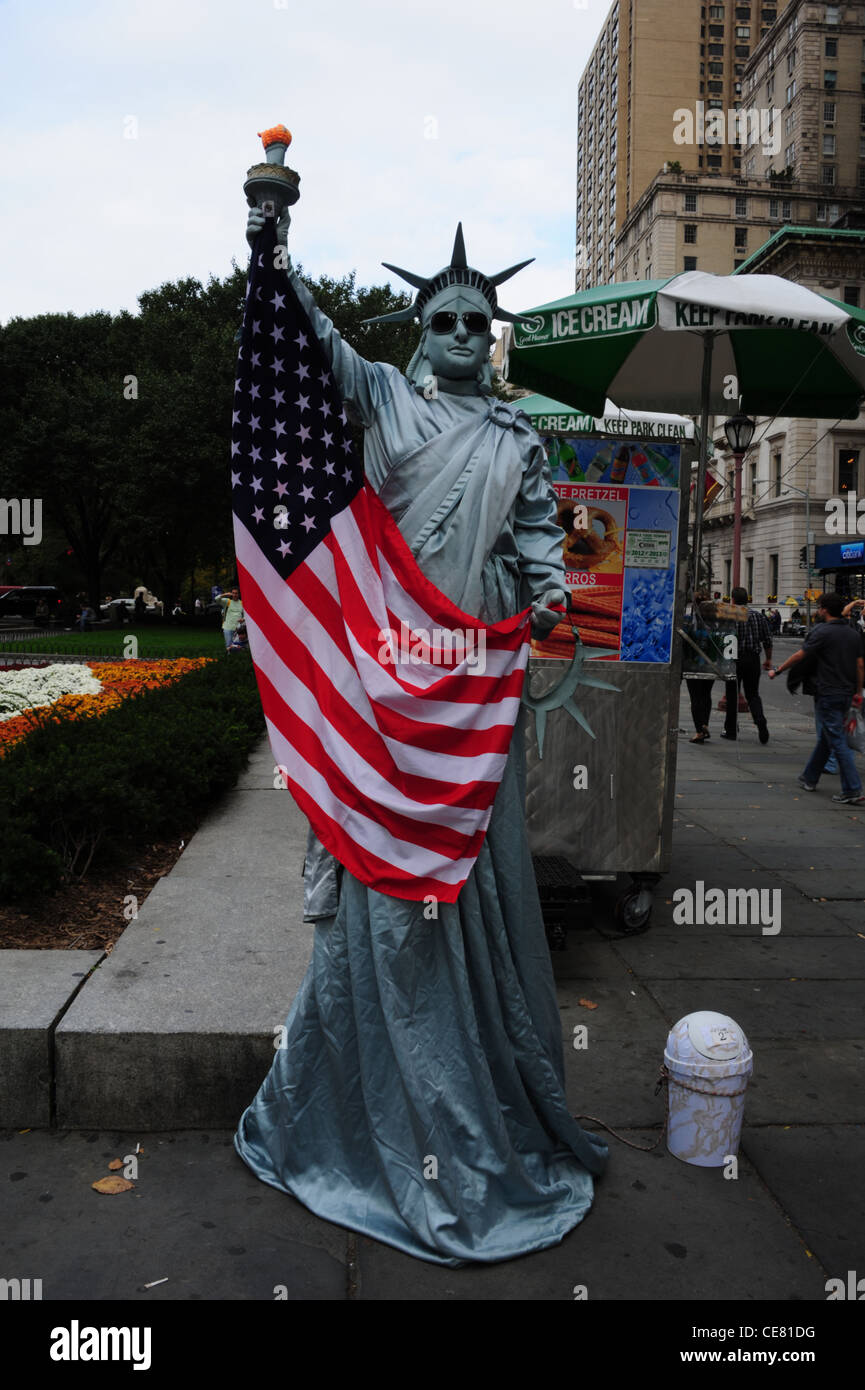Portrait Mann gekleidet "Statue of Liberty", halten Sie die amerikanische Flagge, West 59th Street Ecke 5th Avenue, Grand Army Plaza, New York Stockfoto