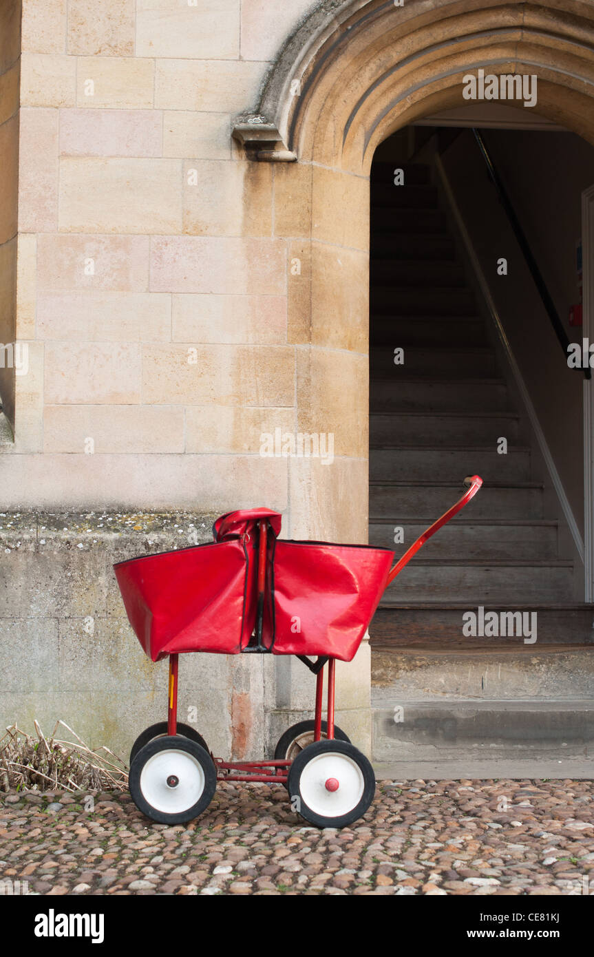 Ein Post-Wagen parkten außerhalb der Poststelle am Trinity College in Cambridge, England Stockfoto