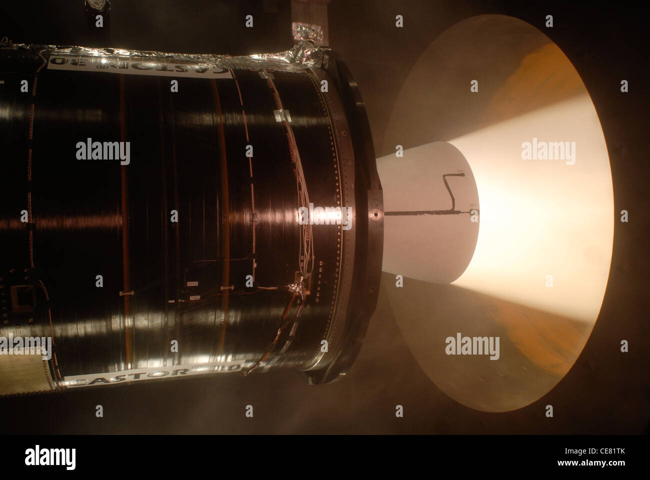 Ein Castor 30-Raketenmotor wurde am 9. Dezember 2009 im Arnold Engineering Development Center auf der Arnold Air Force Base, Tenne. In einer speziellen Vakuumkammer grundgetestet, die die Höhe simuliert, in der der Oberstufenmotor arbeiten wird. Dies war der längste Raketentest, den es je in der J-6 Large Rocket Motor Test Facility von AEDC gab, die 1994 in Betrieb ging. Stockfoto