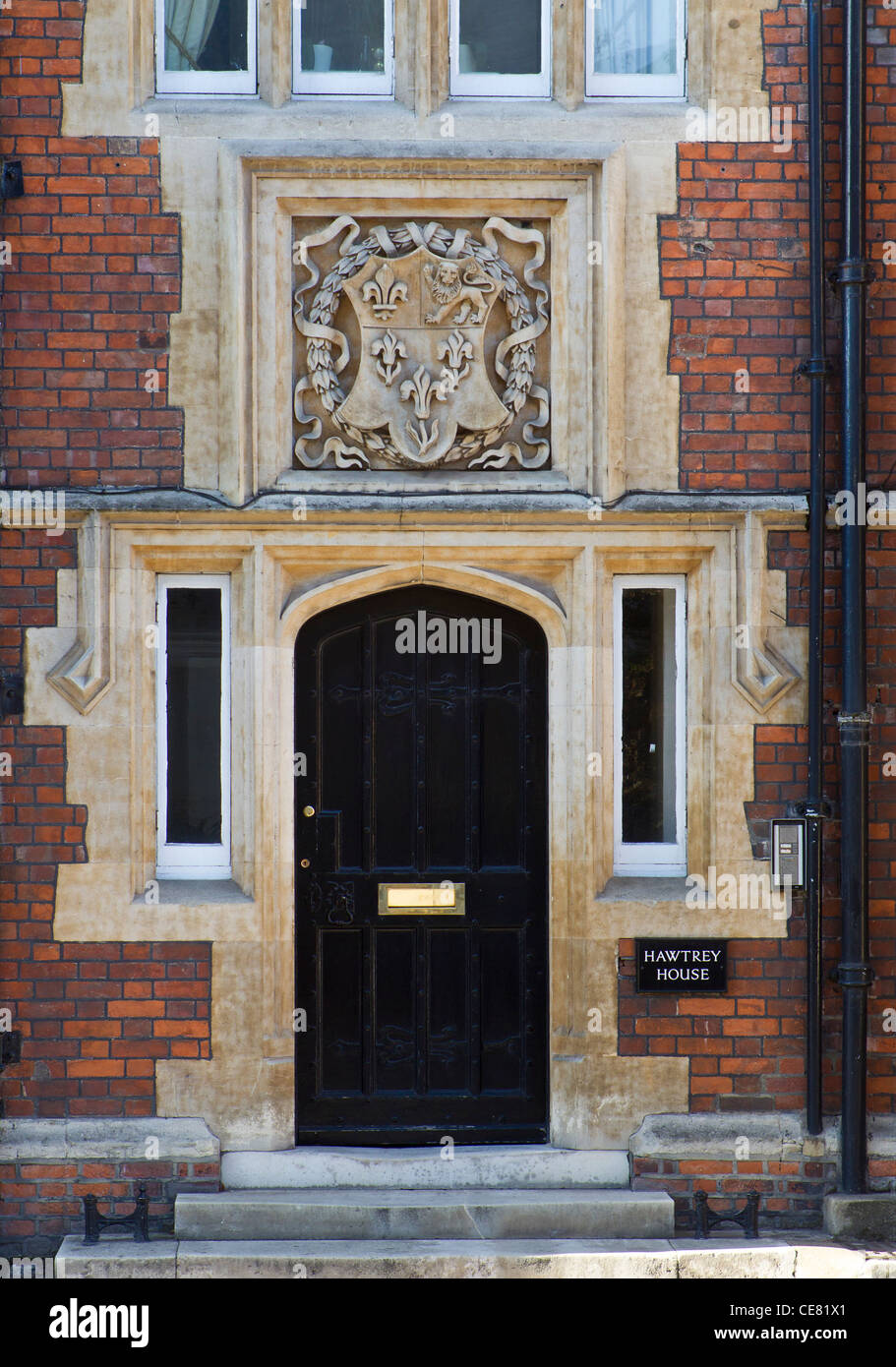 Eingangstür des Hawtrey House, einem jungen Haus am Eton College, mit der Schule-Wappen oben Stockfoto