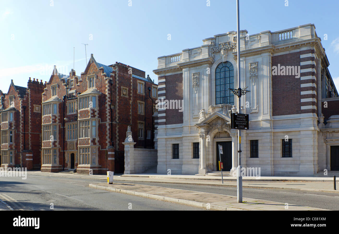 Ansicht des Eton College mit der Aula auf der rechten Seite und zwei der jungen Pensionen auf der linken Seite. Stockfoto