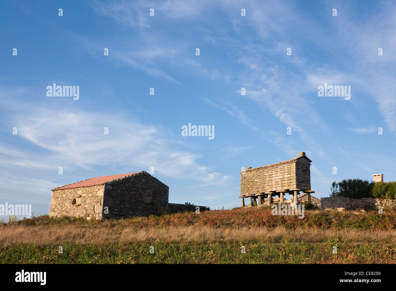 Stein-Getreidespeicher (Horreos) in der Nähe des Dorfes Touriñán bei Sonnenuntergang an der Costa da Morte - A Coruña Provinz, Galicien, Spanien. Stockfoto