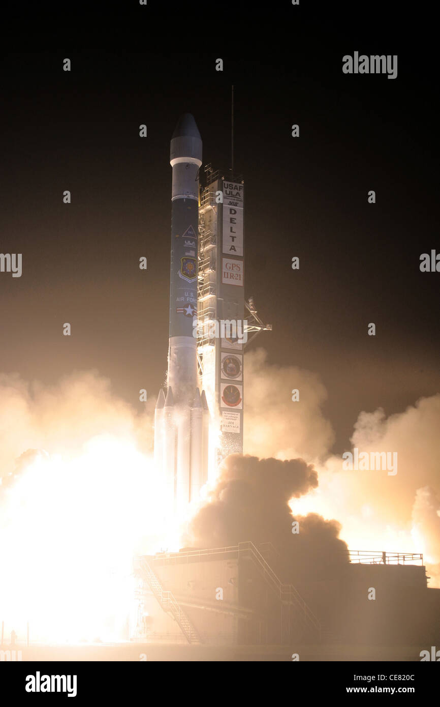 Eine United Launch Alliance Delta II Rakete bricht mit dem Global Positioning System IIR-21 Satelliten der Air Force vom Space Launch Complex-17A Aug. 17 um 6:35 Uhr (Eastern Daylight Time) ab. Dies war der 48. Erfolgreiche und letzte in einer Reihe von GPS-Starts auf einer Delta II-Rakete, die eine Ära beendete, die im Februar 1989 begann. Während dieser Zeit hatte das Delta II/GPS Tandem eine Erfolgsrate von 98 Prozent. Stockfoto