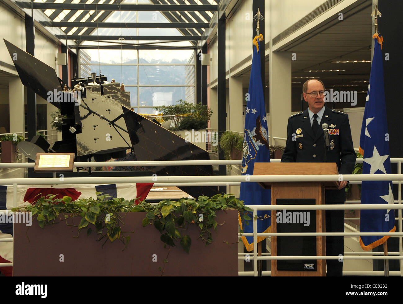 General C. Robert Kehler vom Air Force Space Command spricht bei einer Zeremonie auf der Peterson Air Force Base, wo er ein Modell des Advanced Extremely High Frequency Satellite erhält, einem wichtigen Kommunikationssystem für die nationale Verteidigung. Stockfoto