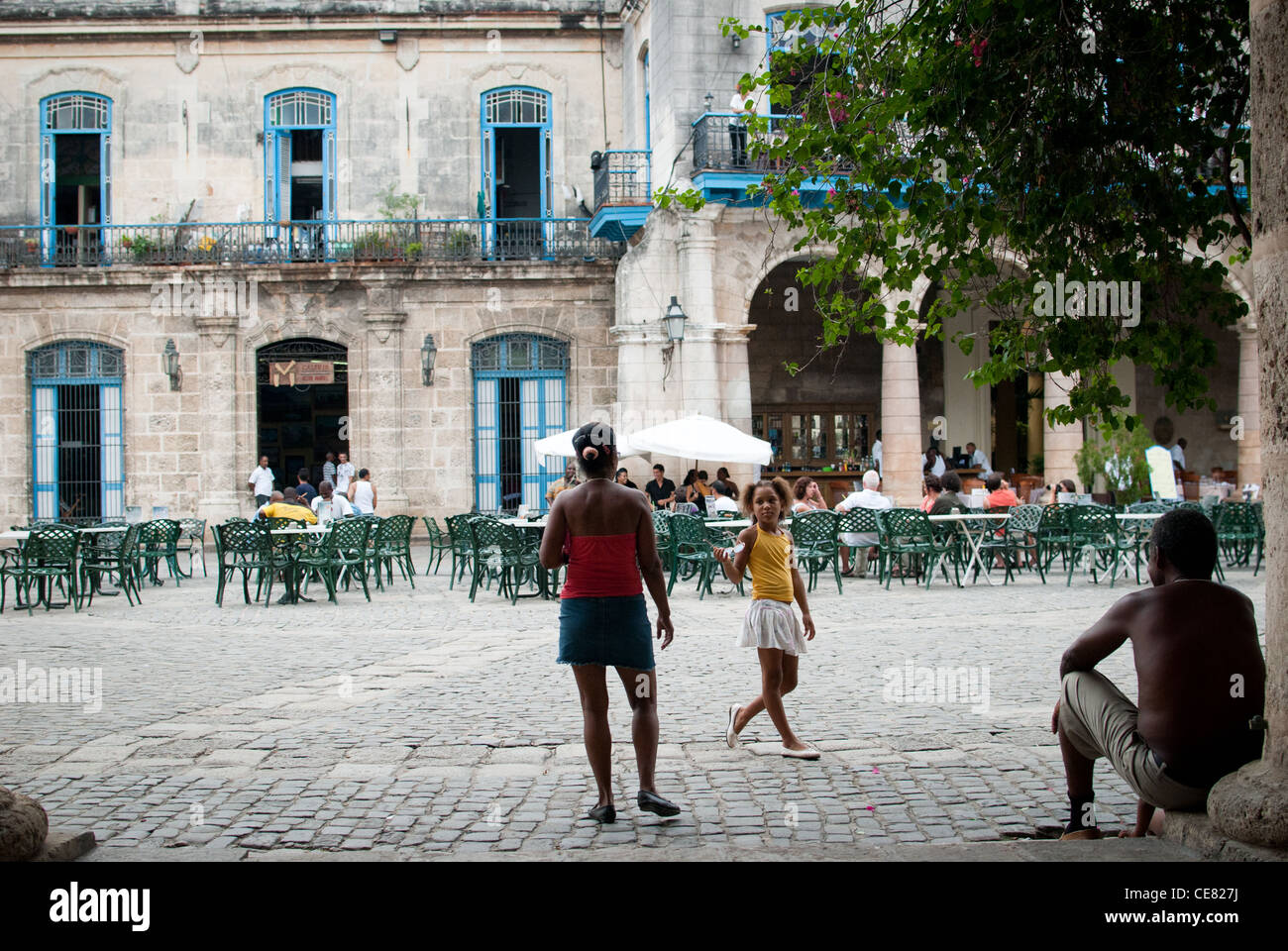 Kubanische Familie genießen den Schatten und live-Musik in Plaza De La Catedral, Havanna, Kuba Stockfoto
