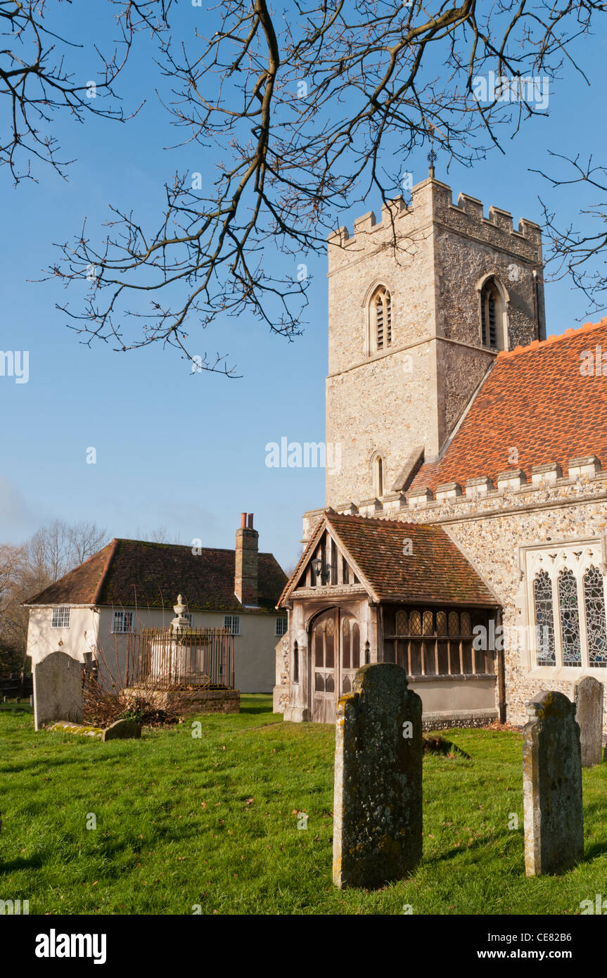 St Mary the Virgin Church, Matching, Essex, England mit der 15. Ehe fest Zimmer im Hintergrund Stockfoto