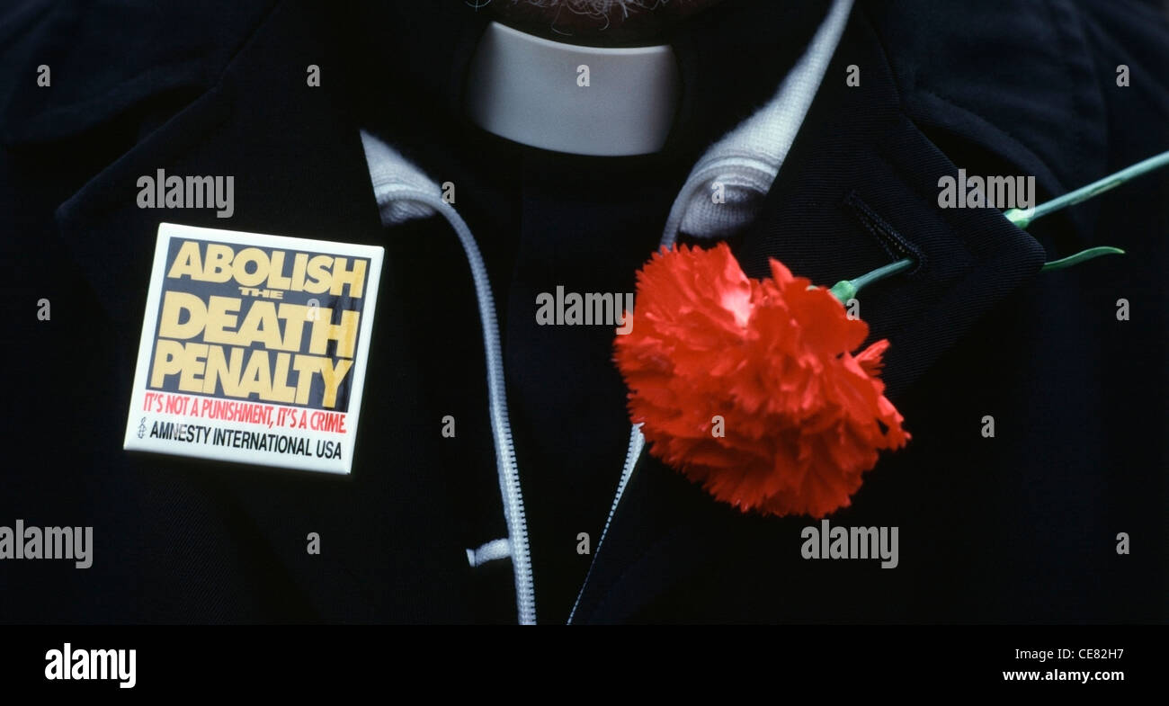 Anglikanischer Priester tragen Amnesty International Pin und eine rote Nelke vor einer Demonstration gegen die Todesstrafe in Kalifornien Stockfoto