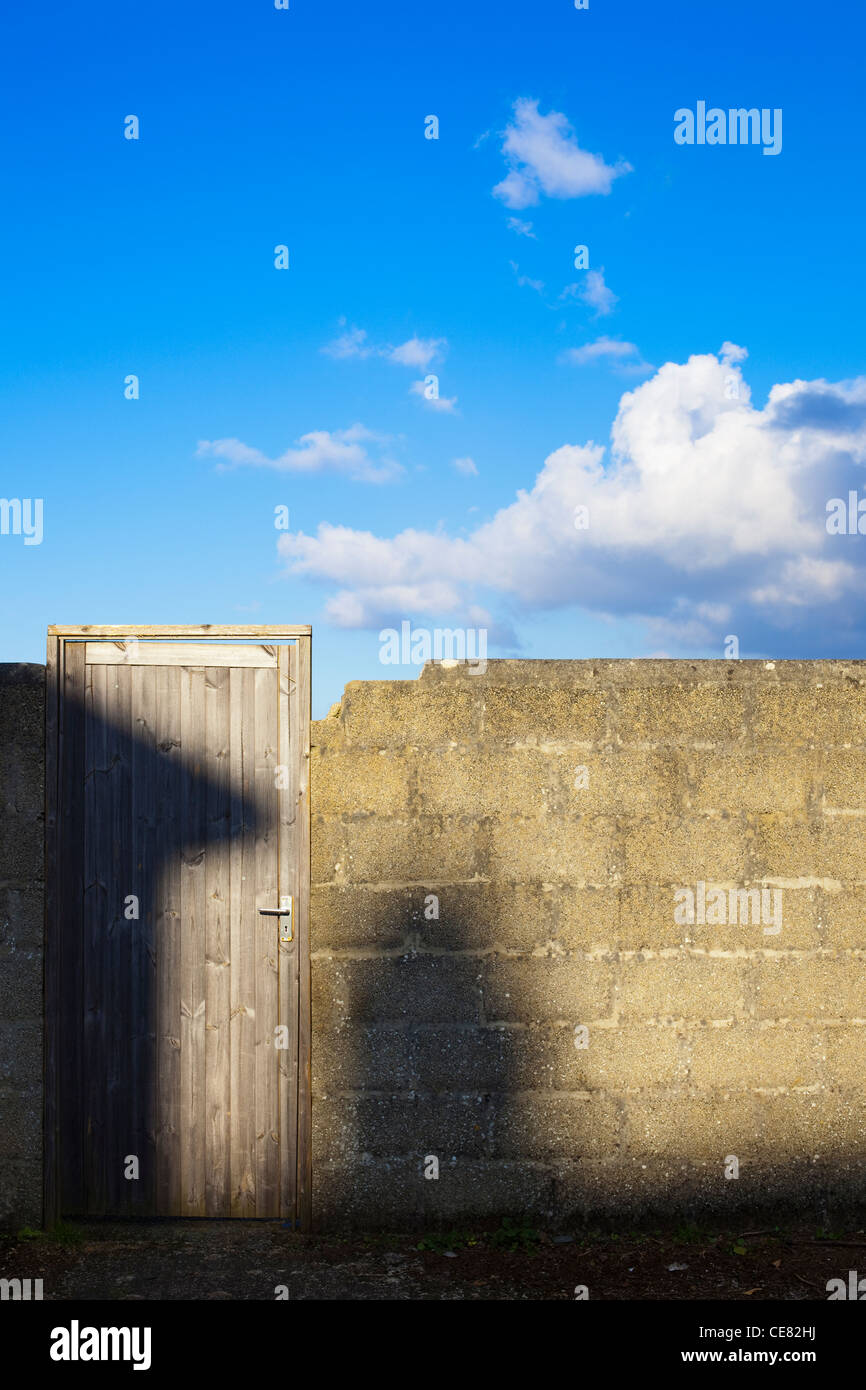 Tür und Wand mit blauem Himmel. Stockfoto