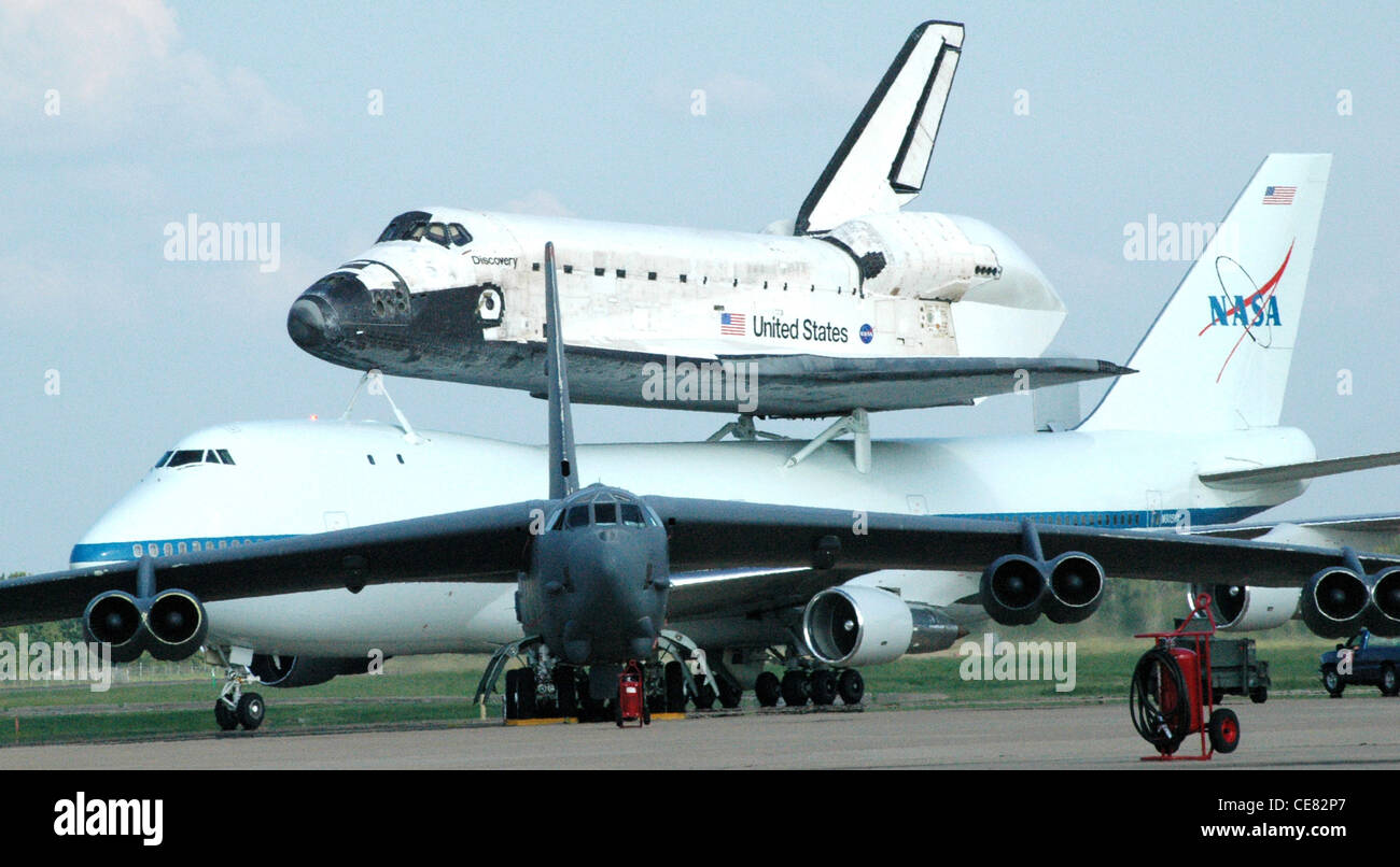 BARKSDALE AIR FORCE BASE, La. -- EINE NASA Boeing 747 mit Space Shuttle Discovery, noch versengt von seinem Wiedereintritt in die Erdatmosphäre, Taxis hier am 19. August. Discovery Station war der zweite von zwei, als das Shuttle auf dem Weg zurück zum Kennedy Space Center, Florida, war, nach der Landung auf der Edwards Air Force Base, Kalifornien, 9. August. Stockfoto