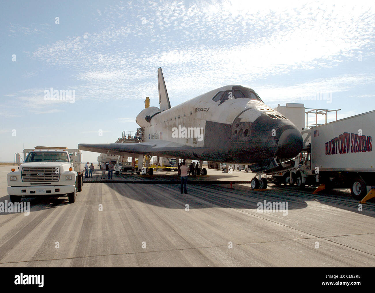 Space Shuttle Discovery sitzt hier am Ende der Start- und Landebahn nach ihrer sicheren Landung am 9. August. Das Shuttle kehrte von einer 14-tägigen Mission im All zurück Stockfoto