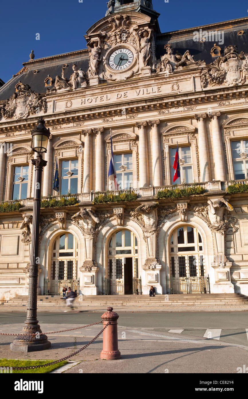 Die Fassade des Hotel de Ville oder Rathaus in Tours, Frankreich. Es wurde von Victor Laloux entworfen. Stockfoto