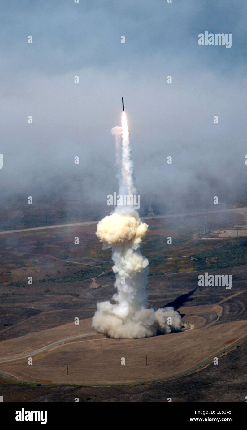 Ein bodengestützter Abfangprototyp-Booster wurde vom 16. August an erfolgreich gestartet und unterstützt das bodenbasierte Midcourse Defense-Programm der Missile Defense Agency. Stockfoto